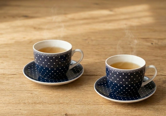 Jesienna herbata serwowana w dwóch porcelanowych filiżankach Livello na domowym stoliku
