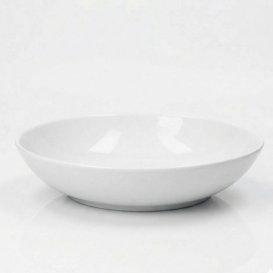 Duży, śnieżnobiały talerz głęboki do zupy i makaronu Lubiana Roma o średnicy 24 cm.