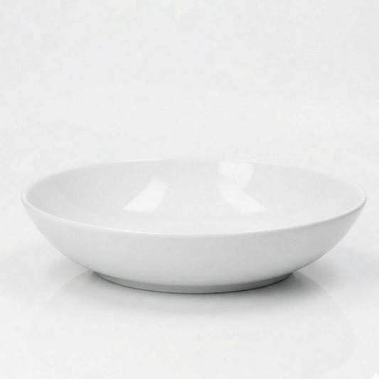 Duży, śnieżnobiały talerz głęboki do zupy i makaronu Lubiana Roma o średnicy 24 cm.